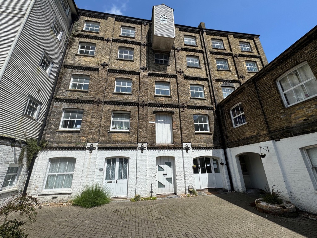 Lot: 101 - ONE-BEDROOM FLAT CLOSE TO TOWN CENTRE - The property